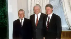 Moscow, 14/1/1994: Tổng thống Ukraine Leonid Kravchuk, tổng thống Nga Boris Yeltsin, và Tổng thống Mỹ Bill Clinton ký kết tuyên bố ba bên về giải trừ hạt nhân của Ukraine