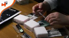أنيس القديحي يتحدث مع باحثة من جامعة كيوشو للاطلاع تقنية لحقن الجينات في الخلايا الحية ولإزالة الجلطات الدموية من العين.