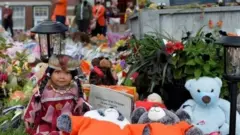 寄宿學校前的花圈