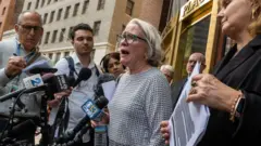 Teresa Lancaster, una de las víctimas de abuso, en el centro de la imagen