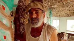 إسرائيلي يواجه الطرد من كهف على شاطئ البحر