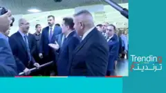 أمام الكاميرات.. رئيس الوزراء العراقي يوبخ مدير مطار بغداد والأخير يستقيل