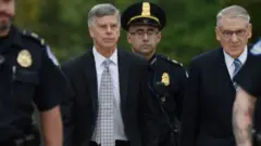 ویلیام تایلر (وسط) از دیپلمات‌های قدیمی وزارت خارجه آمریکاست که سال‌ها سفیر این کشور در اوکراین هم بوده است