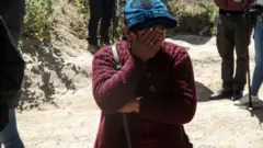 Mujer se lamenta.