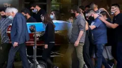 Familiares y amigos acompañando el féretro de Maradona.