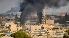 Abantu ibihumbi n'ibihumbi bamaze guta izabo mu buraruko bwa Syria mu gihe ingabo za Turukiya zibandanya ibitero ku ba kurde