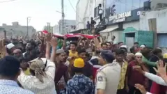 குஜராத்தில் இடிக்கப்பட்ட தர்காக்கள்; வெடித்த போராட்டம் நடந்தது என்ன ?