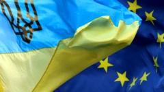 Le drapeau de l'Ukraine avec le symbole du trident du pays à côté du drapeau de l'UE