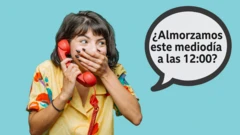 Una mujer con un teléfono y con la frase: ¿Almorzamos este mediodía a las 12:00?