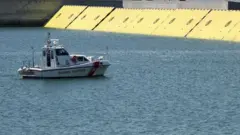 Las barreras móviles amarillas sobre el agua durante las pruebas del proyecto Módulo Electromecánico Experimental (Mose)