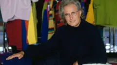 Luciano Benetton en 1989 rodeado de suéters