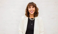 Imagem de Vicki Pavitt usando terno branco e blusa preta