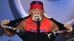 Hulk Hogan, artysta i wrestler, rozdziera koszulę, przemawiając czwartego dnia Krajowej Konwencji Republikanów (RNC) w Fiserv Forum w Milwaukee w stanie Wisconsin w USA, 18 lipca 2024 r.