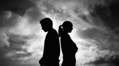 Casal afastado, um virado de costas para o outro