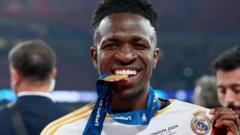 Vinicius Jr con una medalla de oro entre los dientes tras el triunfo en la Liga de Campeones