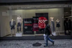 Vitrine de loja no Rio de Janeiro com anúncio de descontos para a Black Friday