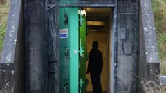 Albaabka laga galo mid ka mid ah hoyga dhulka hoose  oo laga dhisay Waqooyiga Ireland.