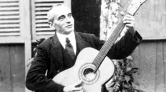 Catulo e seu violão, em imagem cedida pelo pesquisador Luiz Americo Lisboa Junior, de seu acervo pessoal