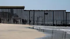 Barreira que separa EUA do México em praia