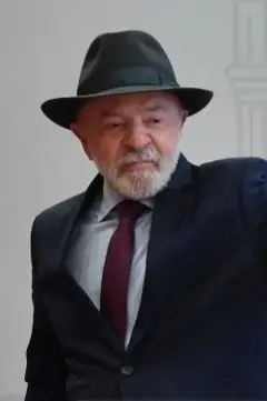 Lula usando um chapéu preto e terno com gravata