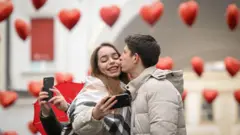 حبيبان يلتقطان سيلفي في موسكو