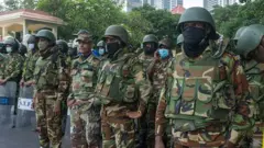 රජයකට අයත් සන්නද්ධ හමුදාවක් සෑම විටම රාජ්‍යයේ අරක්ෂාව වෙනුවෙන් ශාරීරිකව මෙන් මානසිකව ද පුහුණු කළ කණ්ඩායමකි