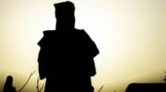 Силуэты двух человек из Мали в лагере беженцев в Мавритании