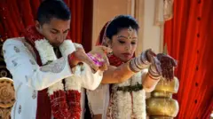 વડોદરા, ઑસ્ટ્રેલિયા, સપ્તપદીની વિધિ, લગ્ન, સુપ્રીમ કોર્ટ, હિન્દુ મૅરેજ ઍક્ટ, ગુજરાતની સંસ્કૃતિ, સામાજિક પરંપરા, બીબીસી ગુજરાતી
