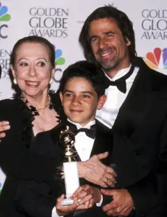 Fernanda Montenegro, Vinicius de Oliveira e Walter Salles no Globo de Ouro em 1999