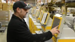 Um técnico faz uma verificação em um quiosque de impressão de fotografias da Kodak