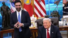 Kantiibaa magaalaa Niwu Yoork kan ta'e Zooraan Mamdaanii Waayit Haawusitti Tiraamp waliin wal-arguun yeroo mariyatan  