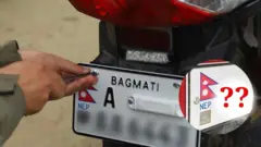 दुईपाङ्ग्रे सवारीसाधनमा इम्बोस्ड नम्बर प्लेट जडान गरिराखेको तस्बिर