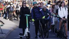 Жители Лондона добирались до работы на велосипедах и самокатах