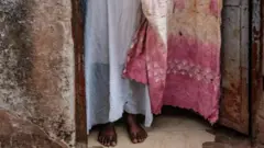 De nombreux travailleurs du sexe dans la capitale, Kampala, luttent pour survivre