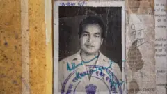 Dayanand Gosain ayaa iska dhigay in uu yahay wiilka ka maqan nin milkiile guri ahaa waxa uuna qoyska la noolaa 41 sano