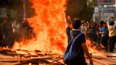 গুয়াহাটি জ্বলছে: নাগরিকত্ব আইনের বিরুদ্ধে সহিংস বিক্ষোভ।
