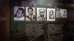 Laurent Bucyibaruta (ibumoso) yari Perefe wa Gikongoro mu majyepfo y'u Rwanda