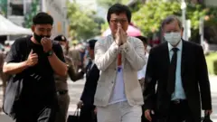 นายอานนท์ นำภา ยกมือไหว้ผู้ที่มาให้กำลังใจที่ศาลอาญา