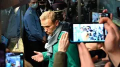 Алексей Навальный в аэропорту