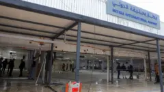 Les employés entrain de faire des travaux à l'aéroport de Mitiga