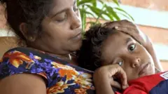 ආර්ථික අර්බුදය: 'මට, මගේ පුතාගේ ජීවිතේ ගැන බයයි'