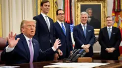 El presidente de Estados Unidos Donald Trump anuncia acuerdo entre Israel y Emiratos Árabes Unidos el 13 de agosto en Washington.