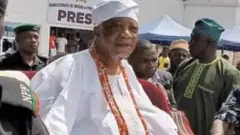 Adebutu Kessington joko lori aga laarin ọpọ ero