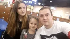 Imagen de Oleg con su esposa Irina y su hija Sofia.