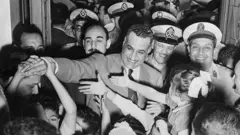 عبد الناصر يسلم، وسط مجموعة من العسكريين، على أنصاره.