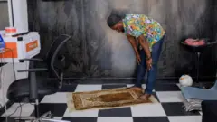 ኣብ ገዛ ኮይኑ ዝሰግድ ዘሎ ኣስላማይ