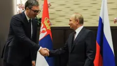 Vladimir Putin (desno) i Aleksandar Vučić (levo)
