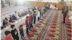 camide namaz kılan çocuklar 