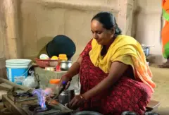 ગુજરાતના કેટલાક જિલ્લામાં લોકો ગોબર ગૅસ પ્લાન્ટના માધ્યમથી ઘરે જ રસોઈનો ગૅસ બનાવી રહ્યા છે.