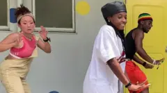 Yinka Oshitelu 'yar Najeriya kuma mai fasfon Birtaniya amma mazauniyar Tokyo na Japan. Tana cikin masu koyar da rawar Afirka ta salon hip hop a ƙasar.